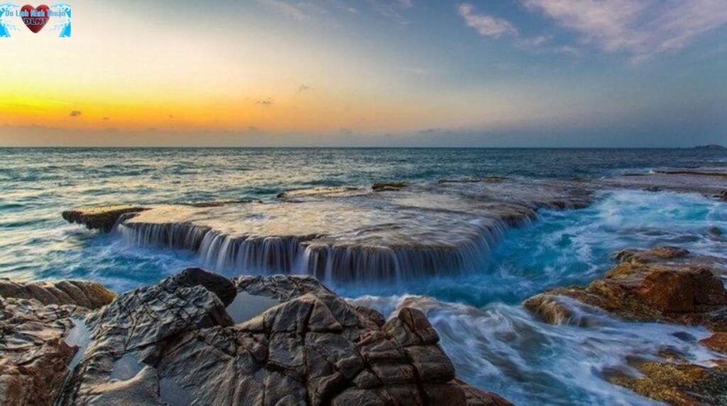 Hang Rái - Khi gió biển thì thầm bên vách đá cổ