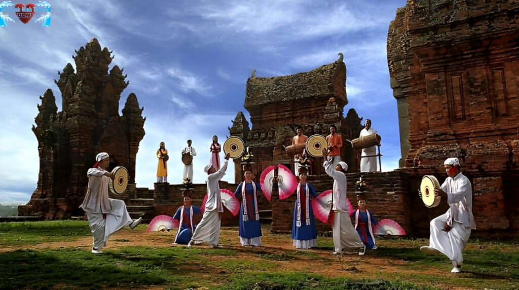 Hòa mình vào lễ hội thiêng liêng – Khi tháp không chỉ là đá gạch